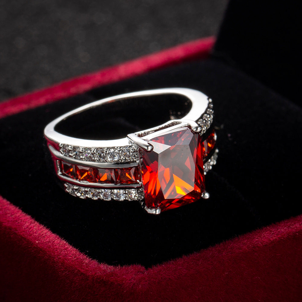 Silberring mit zentralem Rubin und geteiltem Design in der Struktur, von der Marke Rose & Oliver.