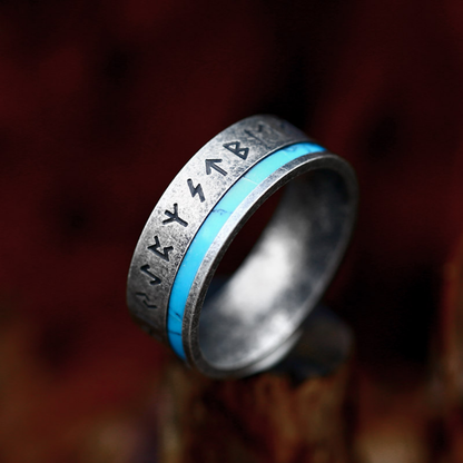 Ring Runestone Legacy von Rose & Oliver, mit detailliertem Design und edlem Finish, aus Metall mit Runendetails.