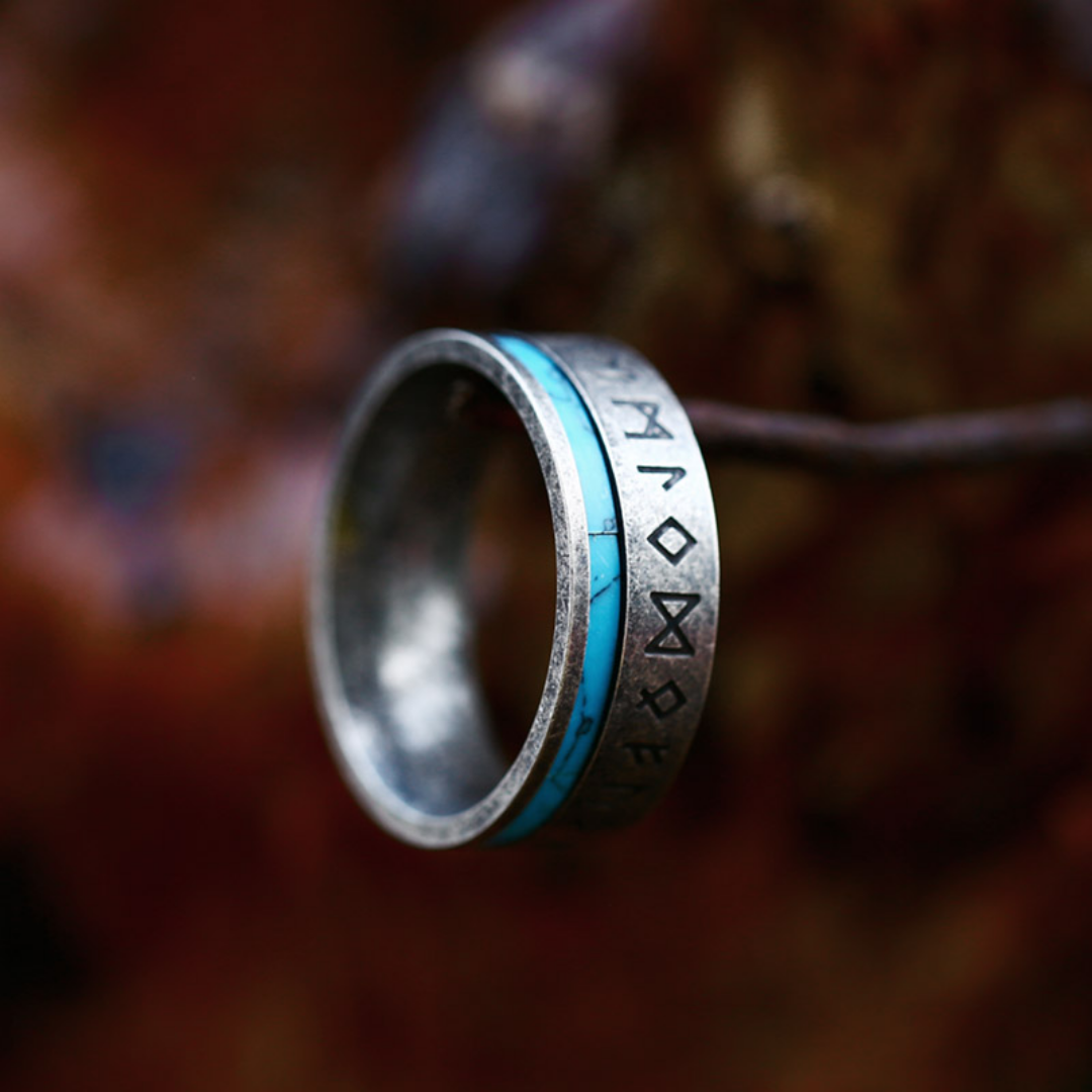 Ring Runenstein-Legacy von Rose & Oliver, mit elegantem Design und Runenstein-Details, aus silberfarbenem Metall.
