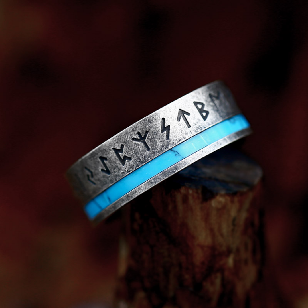 Ring Runestone Legacy von Rose & Oliver, mit detailliertem Design und Silberausführung, hervorgehoben auf dem Bild.
