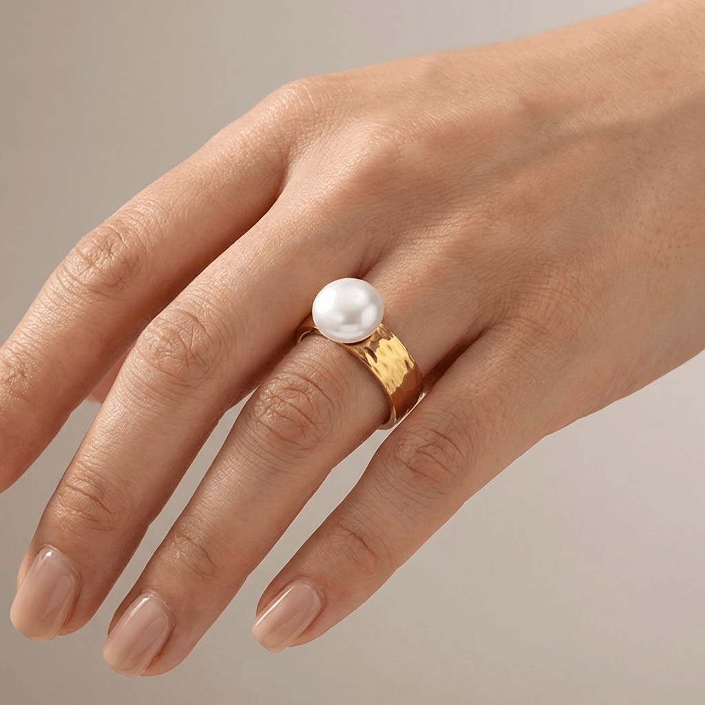 Vintage-Ring von Rose & Oliver mit goldenen Perlen und zartem Design, im Bild hervorgehoben.