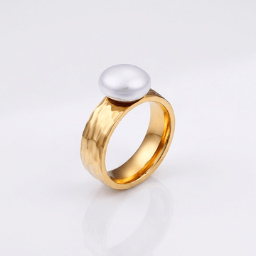 Anillo vintage Rose & Oliver con perla dorada y diseño clásico, destacado por acabado elegante y detalles delicados.