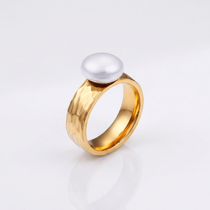 Vintage-Ring von Rose & Oliver mit goldener Perle und klassischem Design, mit Fokus auf elegante Verarbeitung und feine Details.