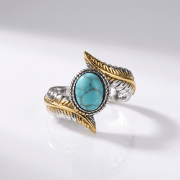 Bohemianischer Ring aus Silber, Gold und Türkis, mit künstlerischem Design von der Marke Rose & Oliver, der leuchtende und elegante Details aufweist.