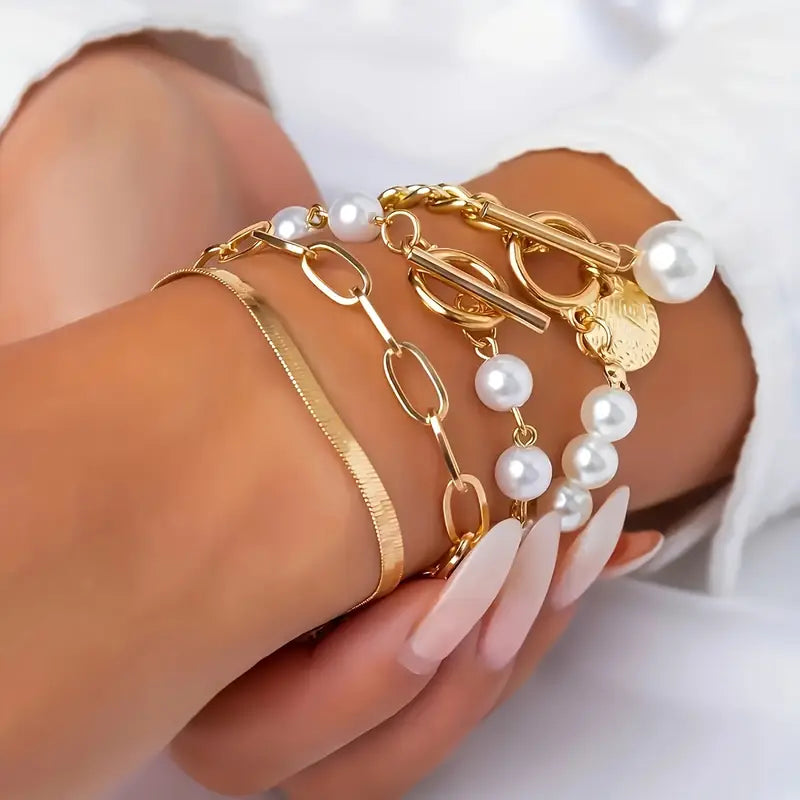 Conjunto de 4 pulseiras douradas Rose & Oliver com detalhes de snake, pérolas e elos, estilo sofisticado e elegante
