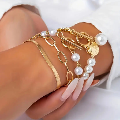 Conjunto de 4 pulseiras douradas Rose & Oliver com detalhes de snake, pérolas e elos, estilo sofisticado e elegante