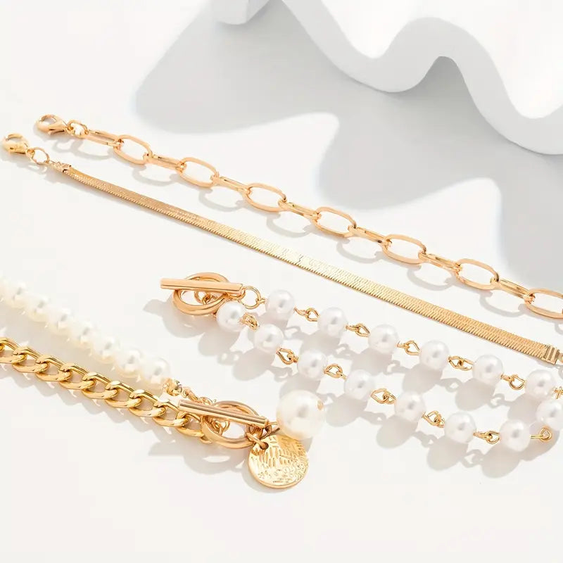 Conjunto de 4 pulseiras douradas Rose & Oliver com detalhes de cobra, pérolas e elos, estilo elegante e moderno.
