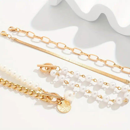 Conjunto de 4 pulseiras douradas Rose & Oliver com detalhes de cobra, pérolas e elos, estilo elegante e moderno.