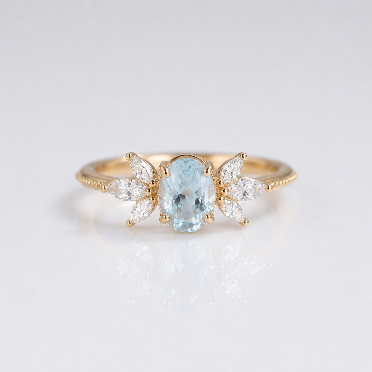 Anel dourado com pedra aquamarina marquise, da marca Rose & Oliver, exibindo detalhes elegantes e brilho sofisticado.