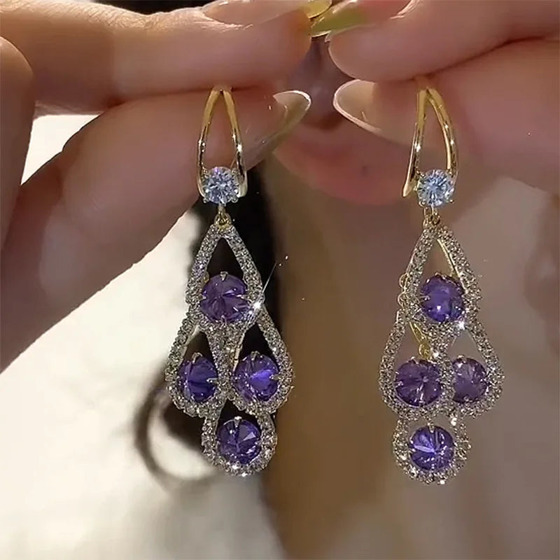 Pendientes de cristal morado en gota de la marca Rose & Oliver, elegantes accesorios de pendientes de plata con detalles brillantes.