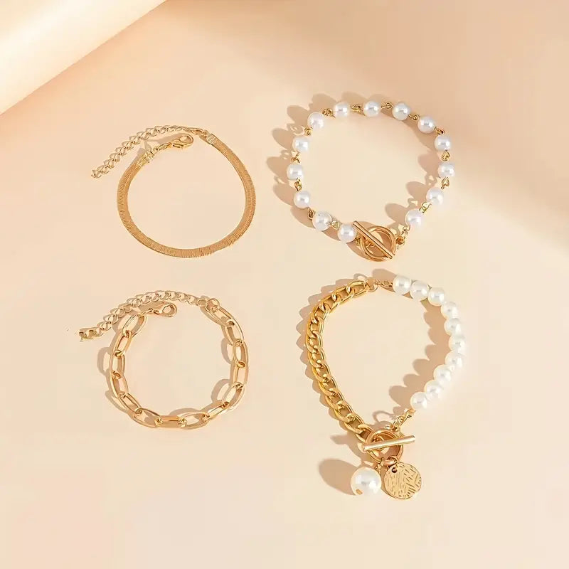 Conjunto de 4 pulseiras douradas Rose & Oliver com corrente, pérolas e detalhes de cobra, estilo elegante e sofisticado.