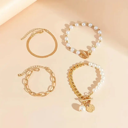 Conjunto de 4 pulseiras douradas Rose & Oliver com corrente, pérolas e detalhes de cobra, estilo elegante e sofisticado.