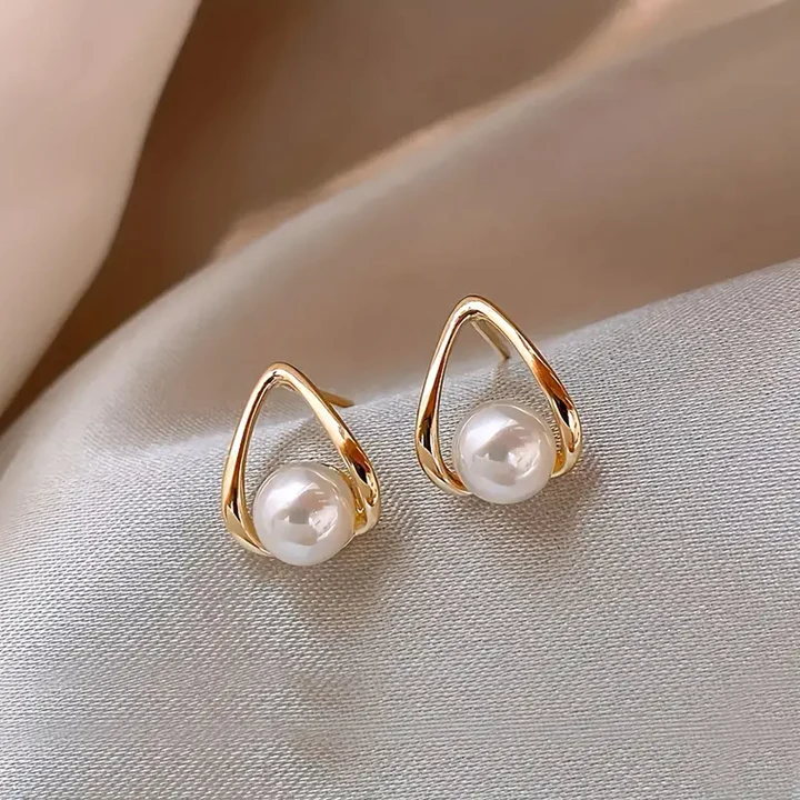Goldohrringe mit hohlem Dreieck und Perlen, eleganter Stil der Marke Rose & Oliver, zarte und raffinierte Details.