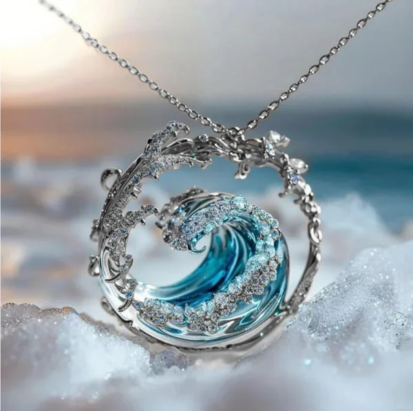 Halskette Ocean's Oath von Rose & Oliver mit einem wellenförmigen Anhänger, aus Silber, der Designdetails zeigt.