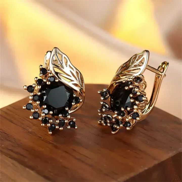Goldene Ohrringe mit schwarzen Zirkonia von Rose & Oliver, elegantes und zartes Design in Gold, für besondere Anlässe.