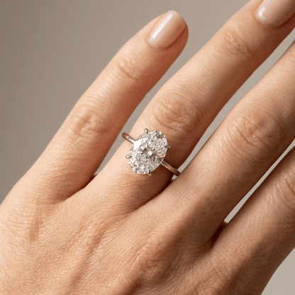 Ovaler Verlobungsring mit Solitärdiamant von Rose & Oliver, Silber mit elegantem Detail und glänzendem Finish.