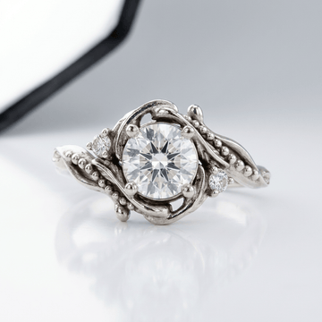 Vintage-Goldring mit ornamentalen Details aus Silber und Diamanten, klassischer Stil, von der Marke Rose & Oliver.
