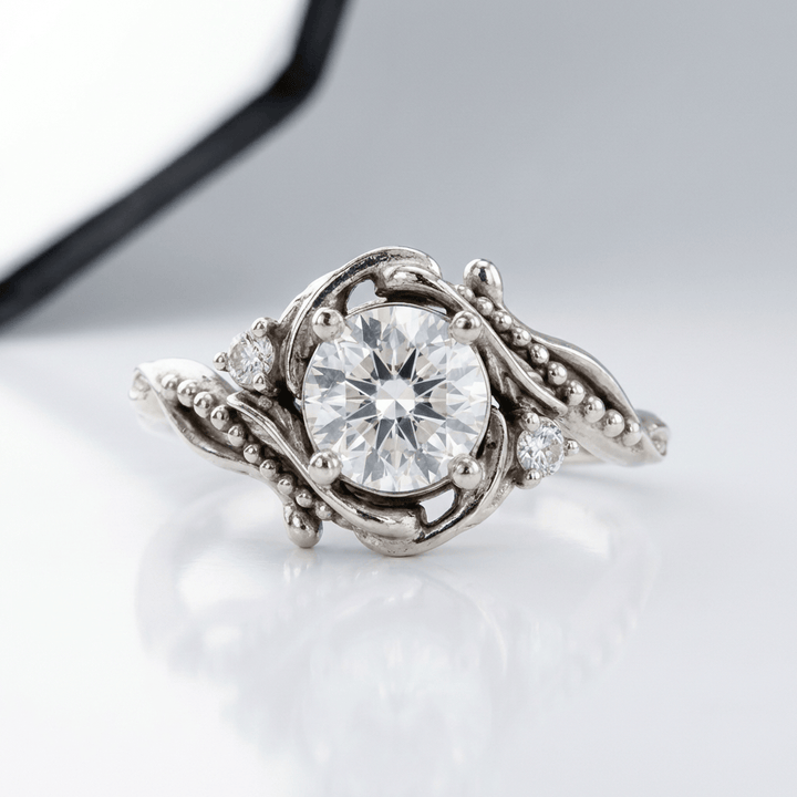 Vintage-Goldring mit ornamentalen Details aus Silber und Diamanten, klassischer Stil, von der Marke Rose & Oliver.