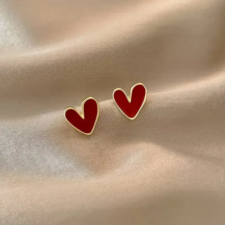 Goldene Ohrringe Heart Red Antique mit Golddetails der Marke Rose & Oliver, klassischer und eleganter Stil.