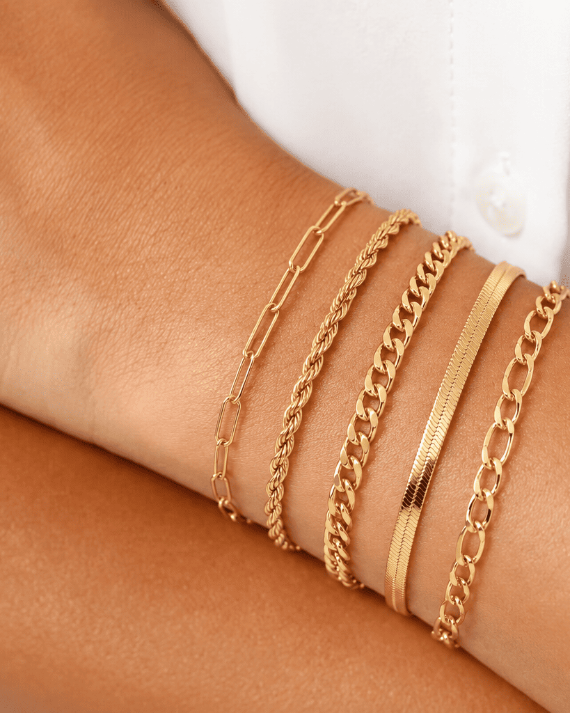 Conjunto de pulseiras douradas Ellis™ da Rose & Oliver, pulseiras de metal com acabamento em ouro, estilo elegante e moderno.