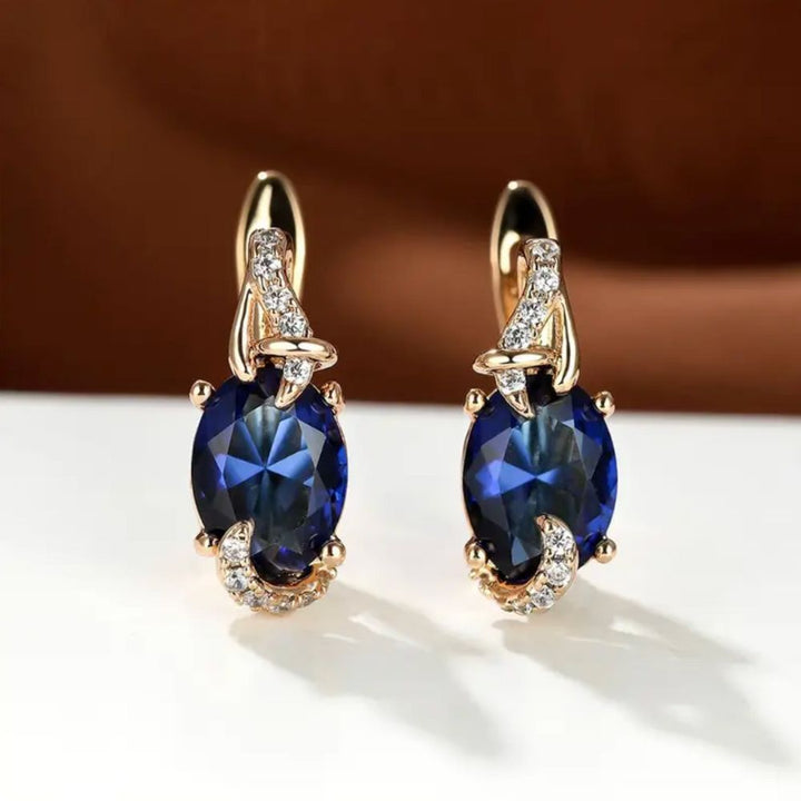 Tropfen-Ohrringe Royal Midnight von Rose & Oliver, mit elegantem Silberfinish, auf dem Bild gezeigt.