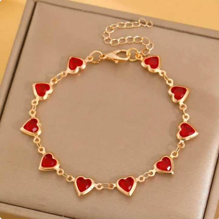 Pulsera Ophelyra Garnetelle de Rose & Oliver en oro con detalles elegantes, vista frontal con acabado refinado.